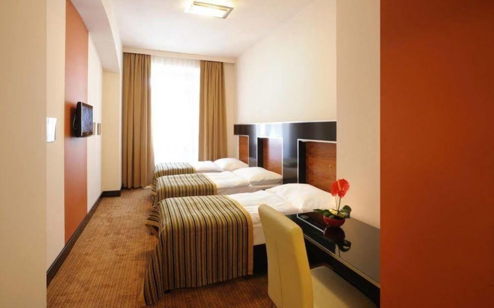 Tunduk Hostel Bishkek Ngoại thất bức ảnh